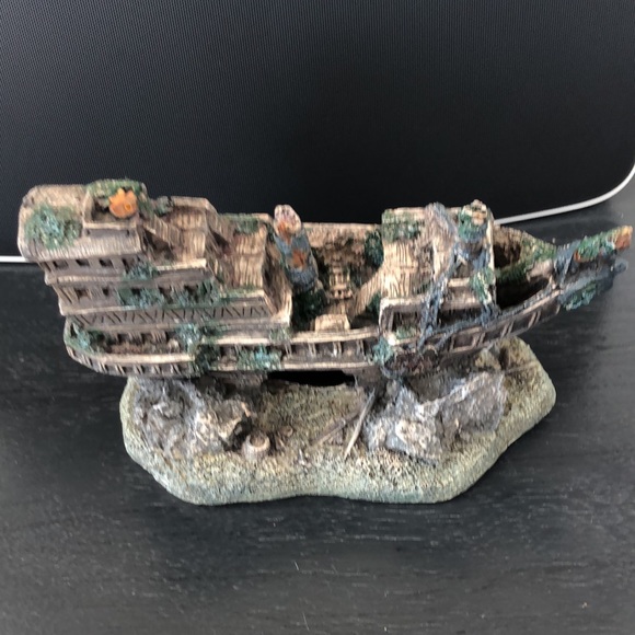 Fish Tank Ship Wreck - Picture 3 of 9